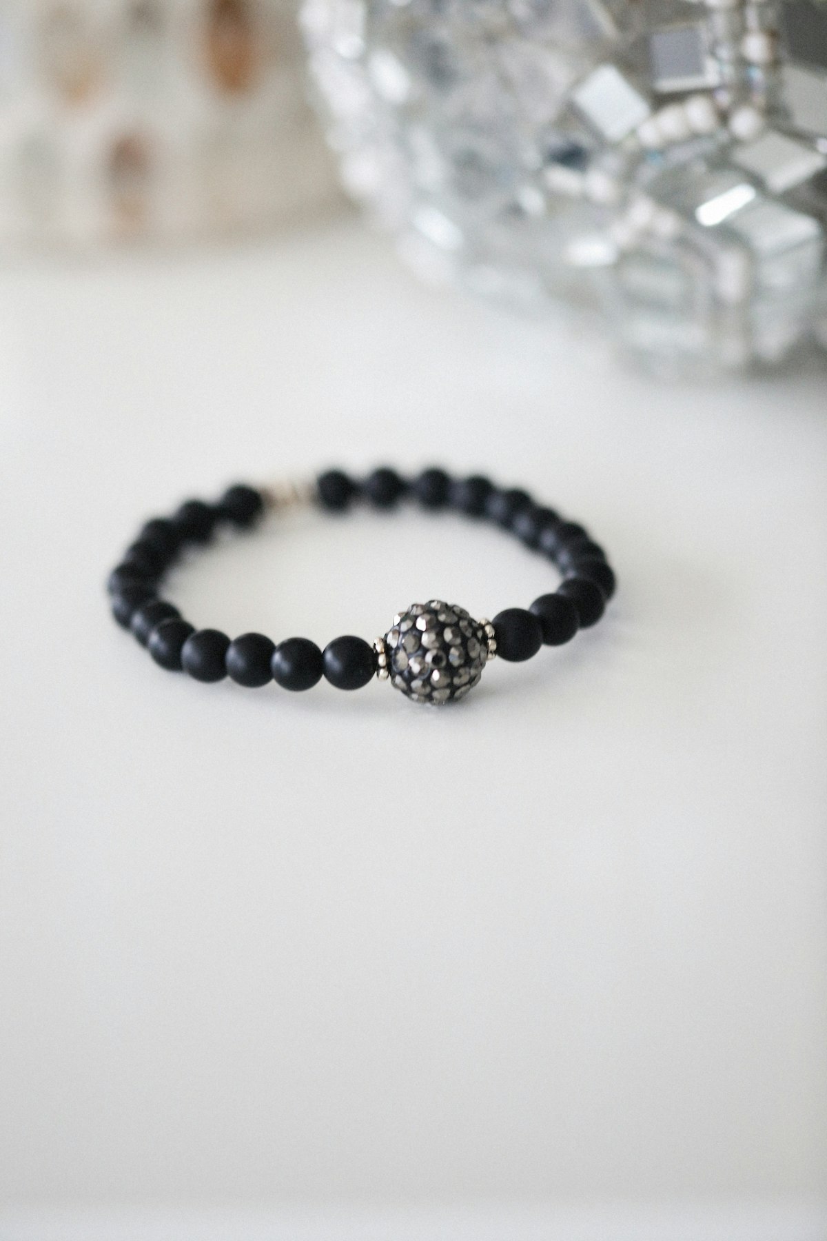 Pulsera de ónix negro con cuenta central facetada
